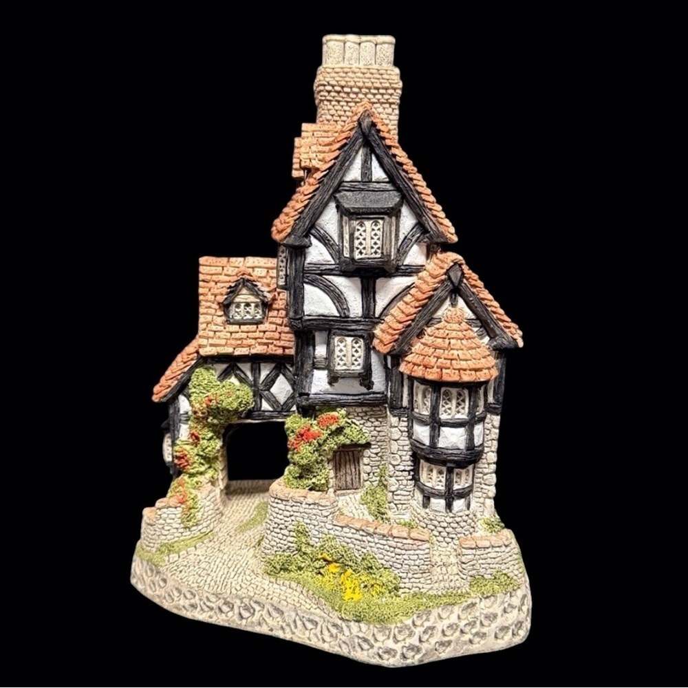 David Winter-Squires Hall Figurine CollectibleVillage House Rust & Black EUC